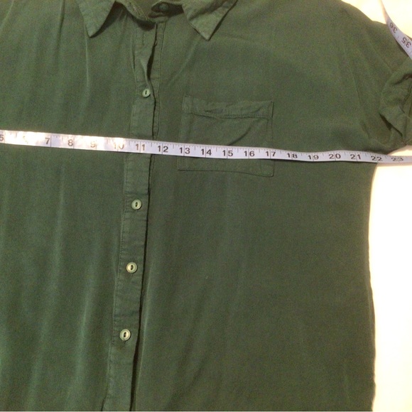💚Silky Beautiful Emerald Green Shirt - Picture 3 of 5